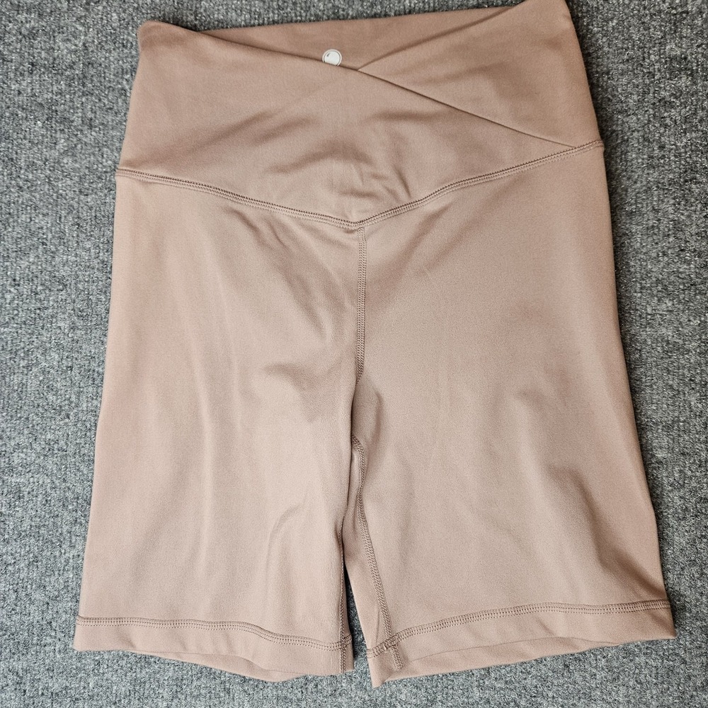 Yogalicious Lux Crossover  7 Inch Biker Shorts Size Medium Blush Yoga Gym